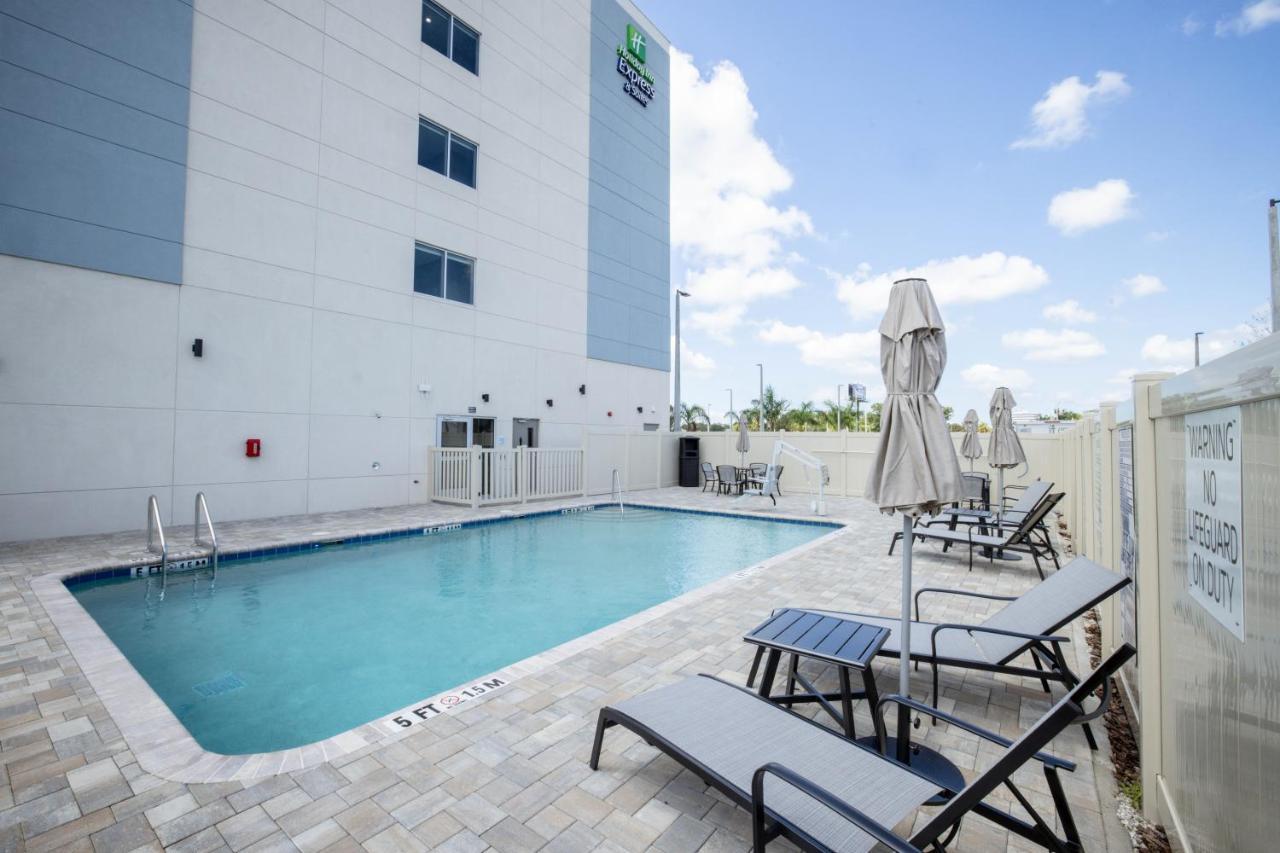 Holiday Inn Express & Suites Tampa Stadium - Airport Area By Ihg Buitenkant foto
