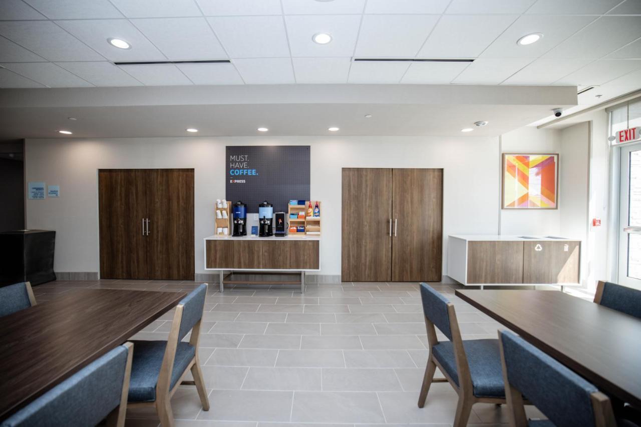 Holiday Inn Express & Suites Tampa Stadium - Airport Area By Ihg Buitenkant foto