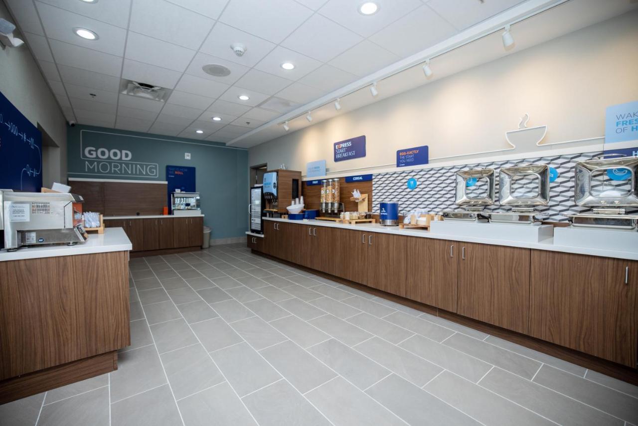 Holiday Inn Express & Suites Tampa Stadium - Airport Area By Ihg Buitenkant foto