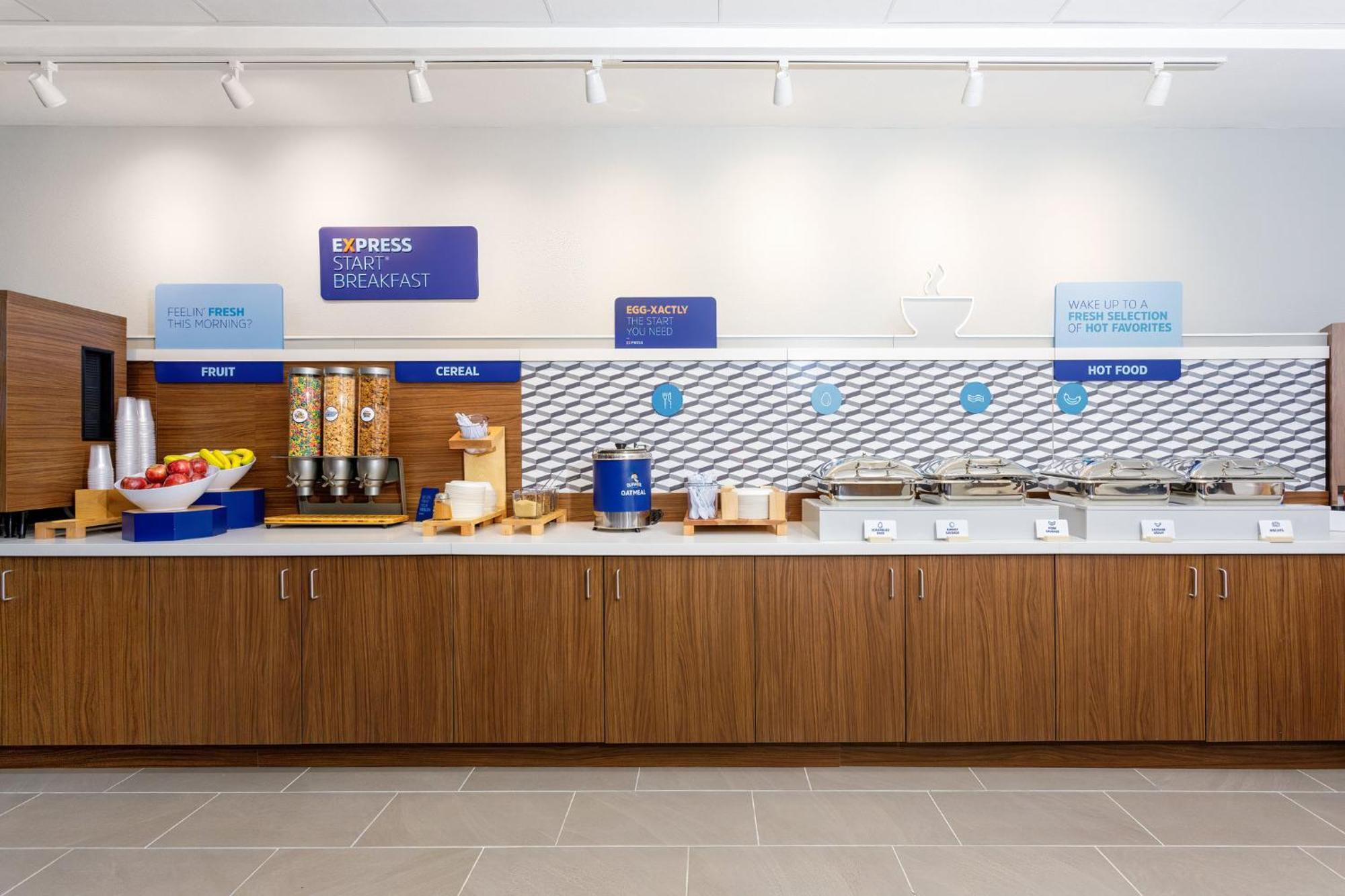 Holiday Inn Express & Suites Tampa Stadium - Airport Area By Ihg Buitenkant foto