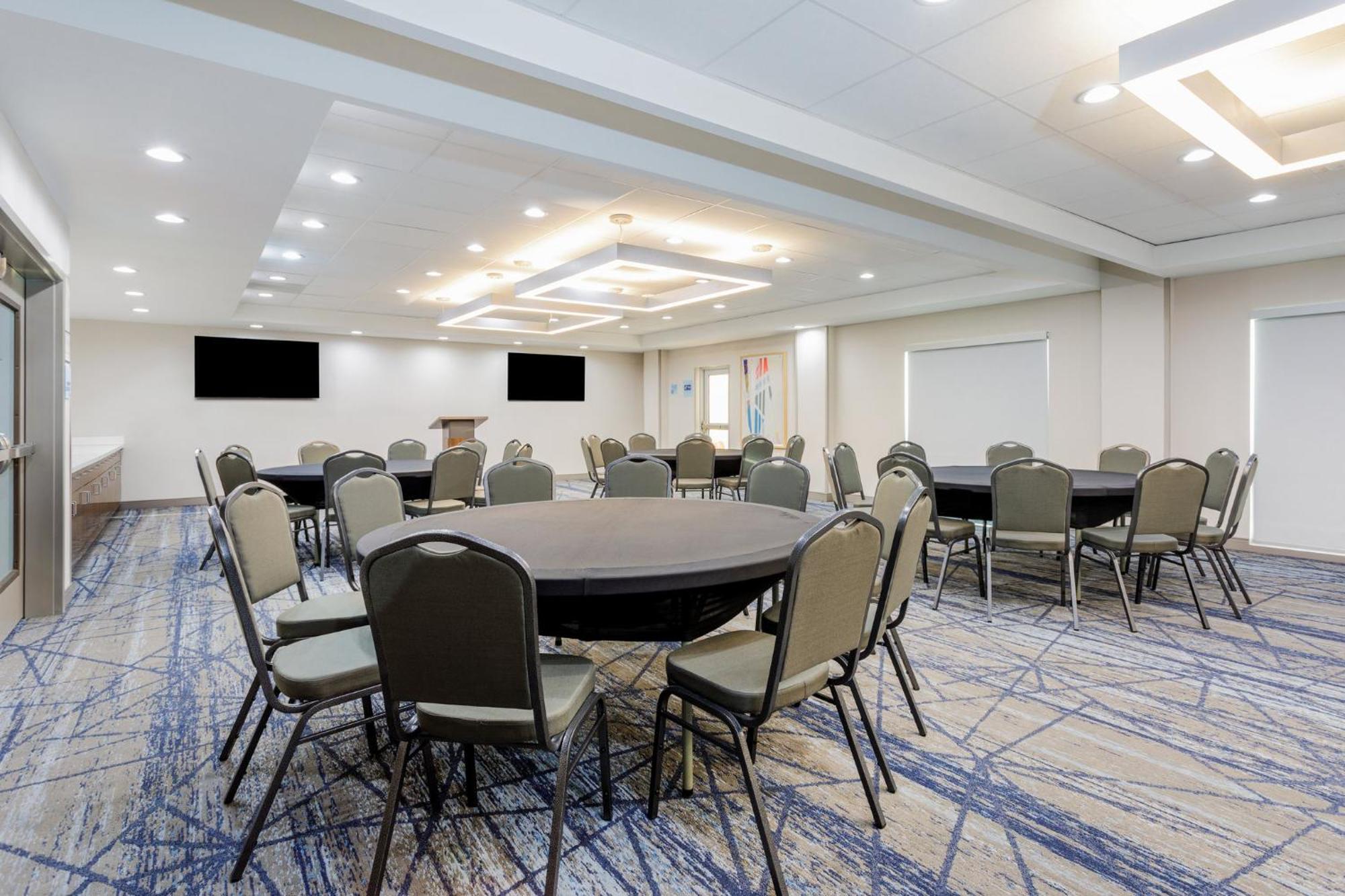 Holiday Inn Express & Suites Tampa Stadium - Airport Area By Ihg Buitenkant foto