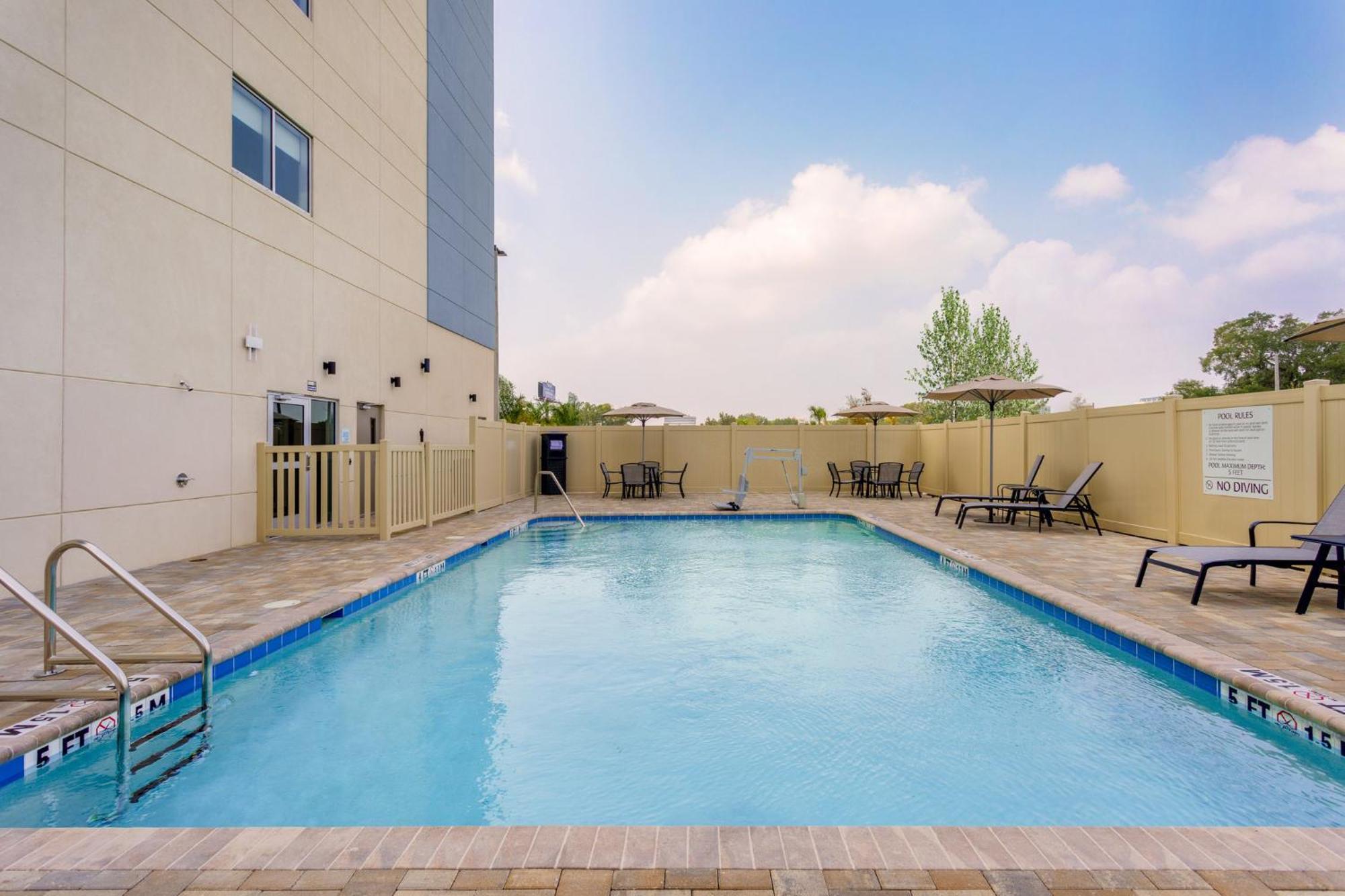 Holiday Inn Express & Suites Tampa Stadium - Airport Area By Ihg Buitenkant foto